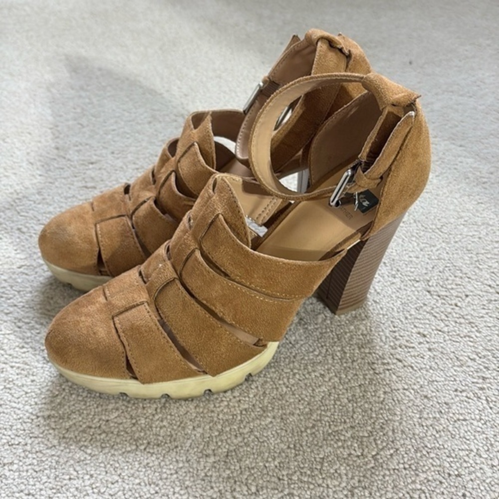 👔 Bata Tan  faux leather lug, sole fisherman sandal heels